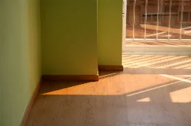 Prace przy układaniu podłogi